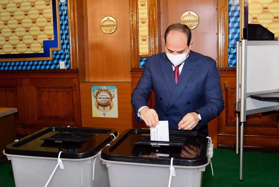 الرئيس السيسي يدلي بصوته في انتخابات مجلس النواب