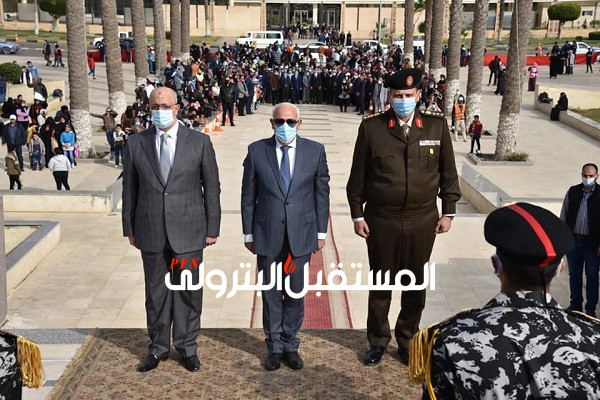 محافظ بورسعيد يضع اكليل من الزهور علي النصب التذكاري في أعياد النصر