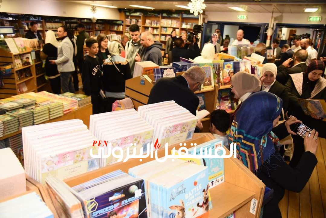 سفينة الكتب «لوجوس هوب»  بميناء بورسعيد السياحى تستقبل ٦٠٠٠ زائر في يومها الأول