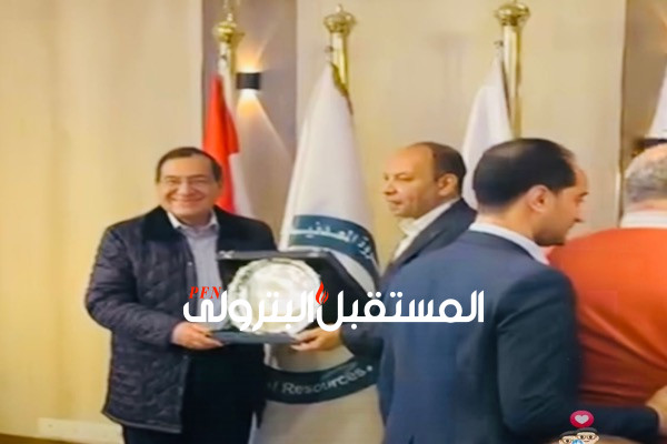 وائل جويد يهدي درع غاز مصر لوزير البترول