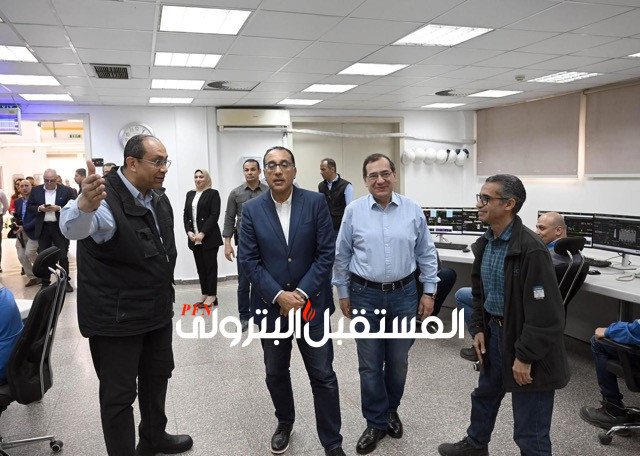 الملا واحمد محمود يرافقان رئيس الوزراء في جولته بمصنع "موبكو" بدمياط
